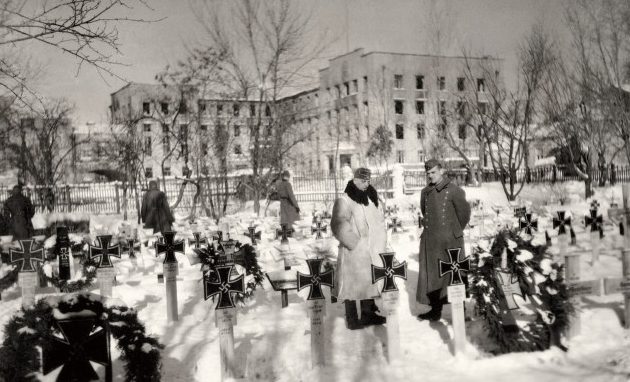 Немецкое кладбище в центре города. 1942 г.