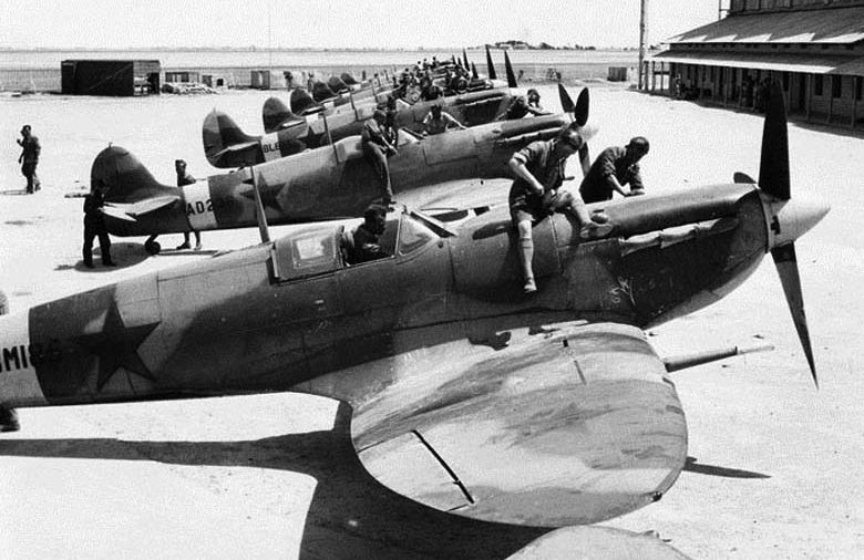 Самолеты США, собранные в Иране по ленд-лизу на аэродроме Абадана, готовы к перелету в СССР. Январь 1942 г. 