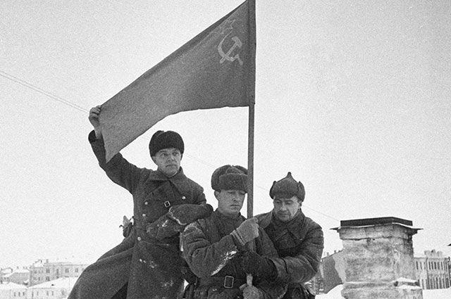 Красное знамя над городом. 16 декабря 1941 г.