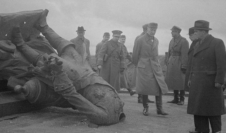 Маннергейм у поверженного памятника Петру I. 8 октября 1941г.