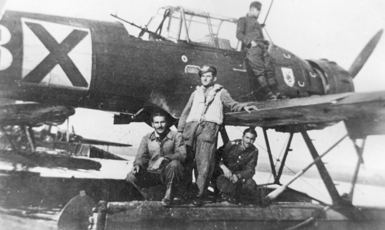 Болгарские летчики у гидросамолета немецкого производства Ar-196A-3. 1943 г. 
