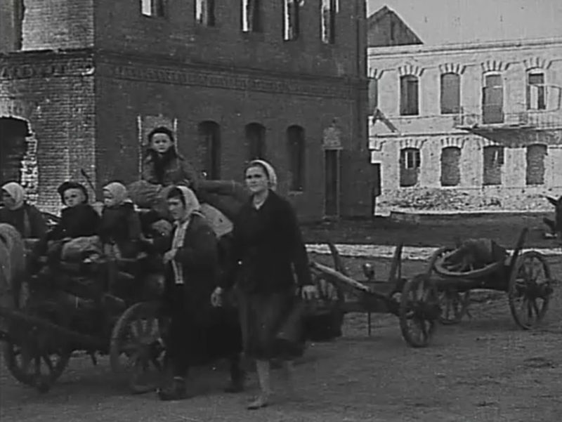 Беженцы возвращаются в город. Август 1943 г.