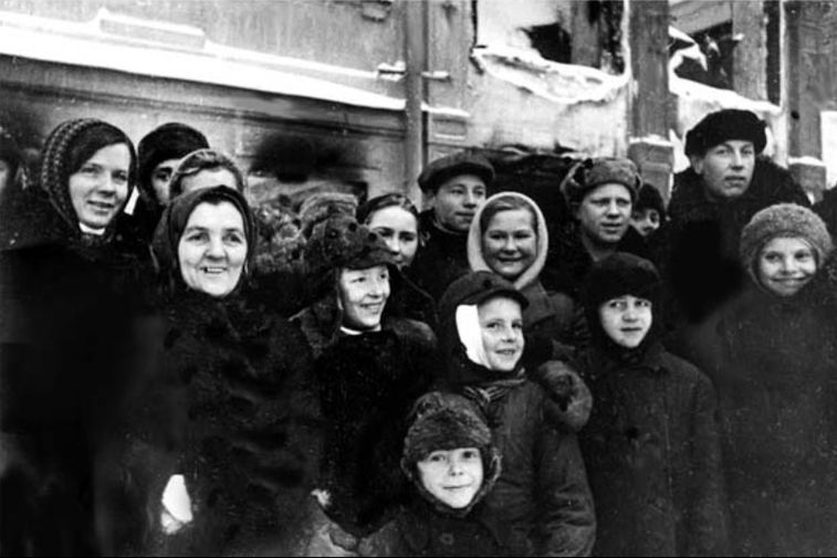 Жители Калинина встречают освободителей. 16 декабря 1941 г.