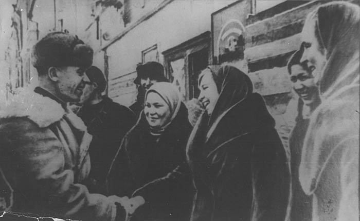 Жители Калинина встречают освободителей. 16 декабря 1941 г.