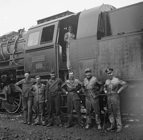 Американские и британские железнодорожные бригады, водившие поезда с грузами в СССР. 1942 г.