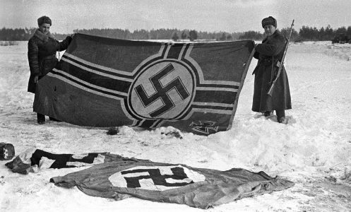 Захваченные немецкие флаги. Декабрь 1941 г.