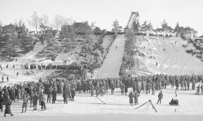 Соревнования финских спортсменов на лыжном трамплине. 1942 г.