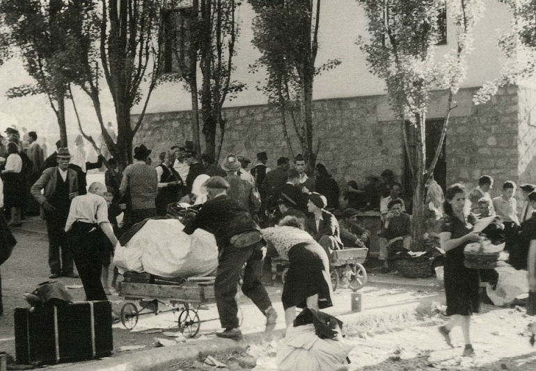 Пострадавшие от бомбардировки горожане. София, 30 декабря 1943 г. 