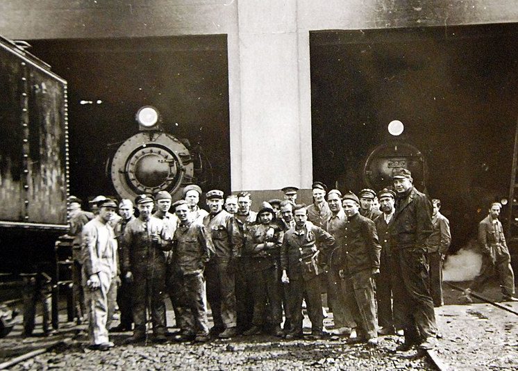 Американские и британские железнодорожные бригады, водившие поезда с грузами в СССР. 1942 г. 
