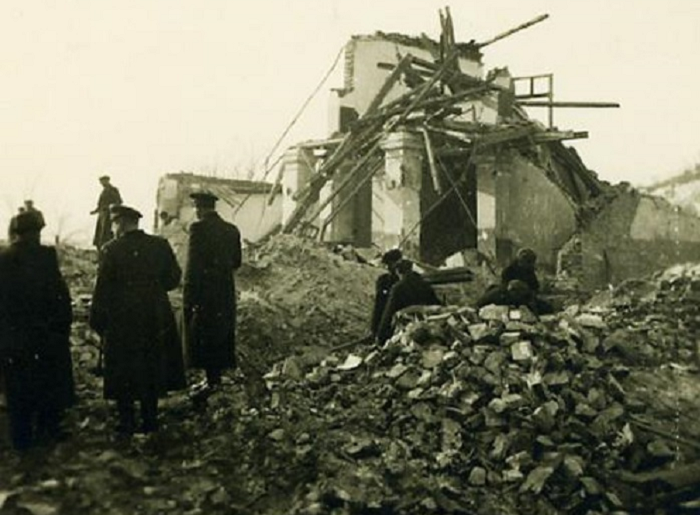 Разрушенный авиацией Союзников город Дупницы. 4 января 1944 г. 