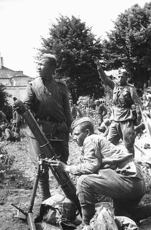 Расчет 82-мм батальонного во дворе одного из домов по ул. К. Маркса Гродно. 16 июля 1944 г.