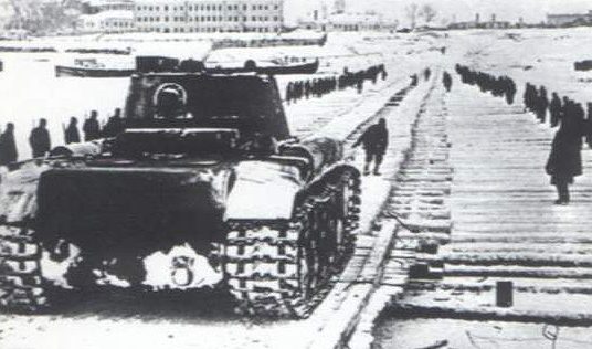 Танковая переправа через Волгу. Декабрь 1941 г. 