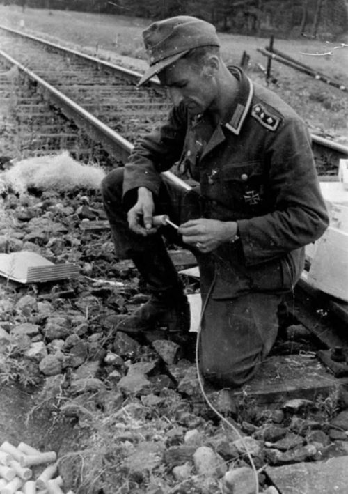 Немецкий оберфельдфебель готовит к подрыву участок железной дороги в районе Гродно. 17 июля 1944 г.
