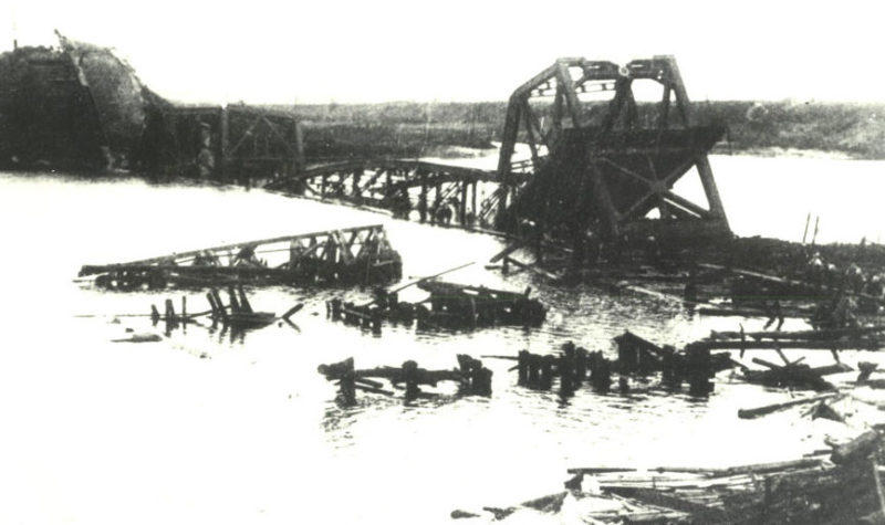 Взорванный мост через реку Сож. 1943 г.