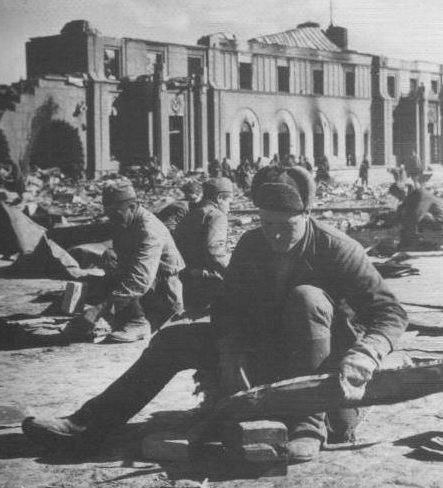Советские военнопленные на работах у разрушенного здания вокзала. 1941 г. 