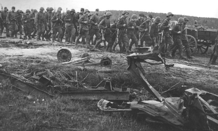 Колонна красноармейцев у Могилева. Июнь 1944 г. 