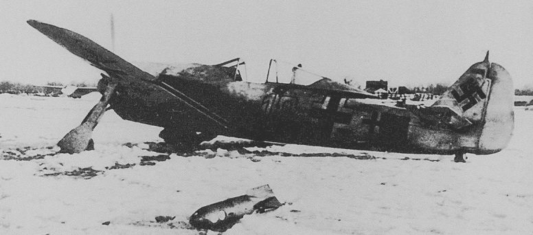Разбитый истребитель Fw.190A на аэродроме в Брянске. Март 1943 г. 