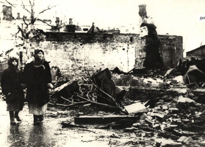У разрушенного дома. 1943 г.