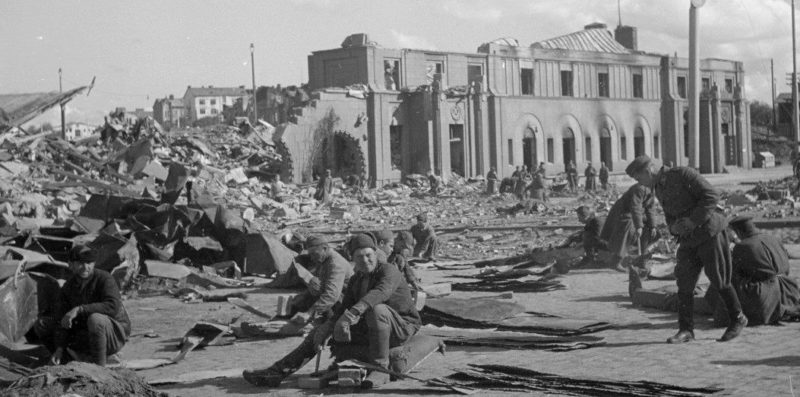 Советские военнопленные на работах у разрушенного здания вокзала. 1941 г.