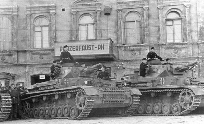 Митинг танковой части Вермахта в центре города. Весна 1942 г. 