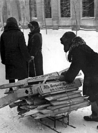 Горожане везут кресты с немецкого кладбища на дрова. Декабрь 1941 г.