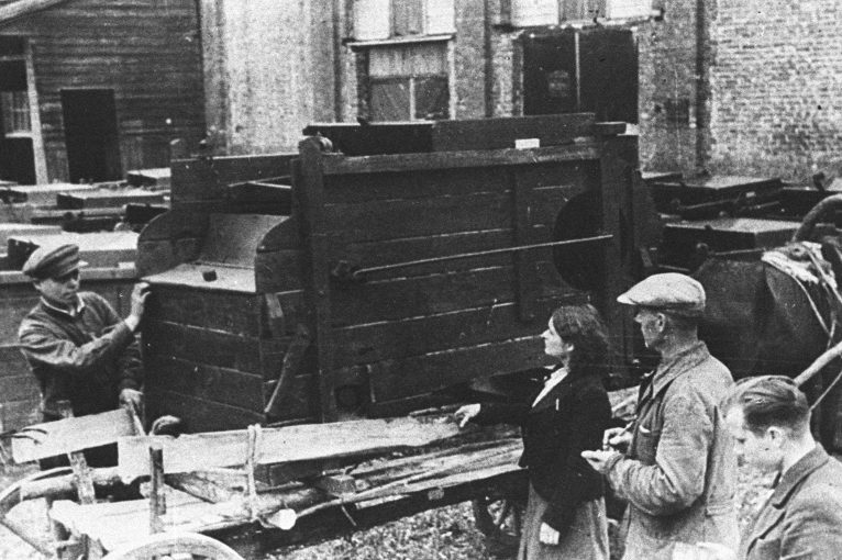 Рабочие вагоноремонтного завода в освобожденном Гомеле. 1944 г.