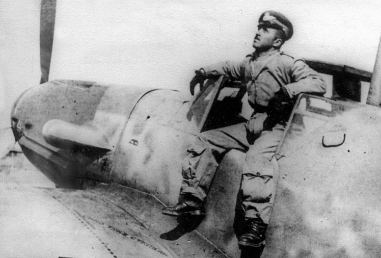 Поручик болгарских ВВС у истребителя немецкого производства Мессершмитт Bf.109G-6. 1944 г. 