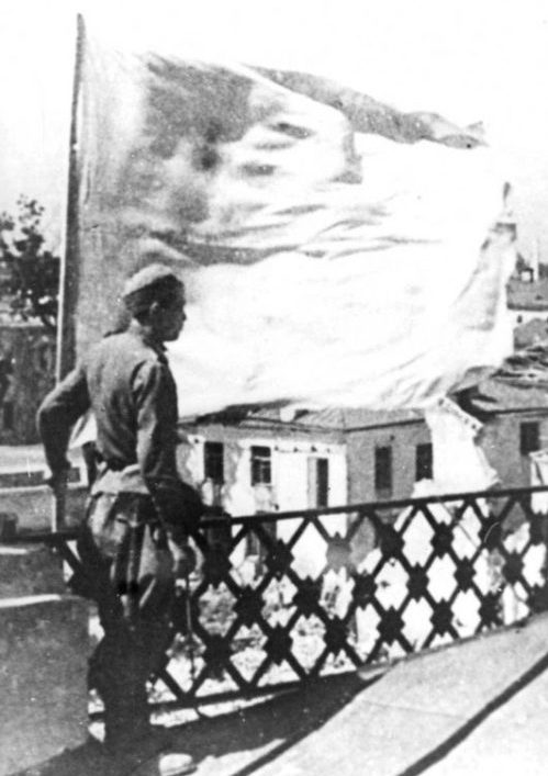 Красное знамя в освобожденном Могилеве. 28 июня 1944 г.