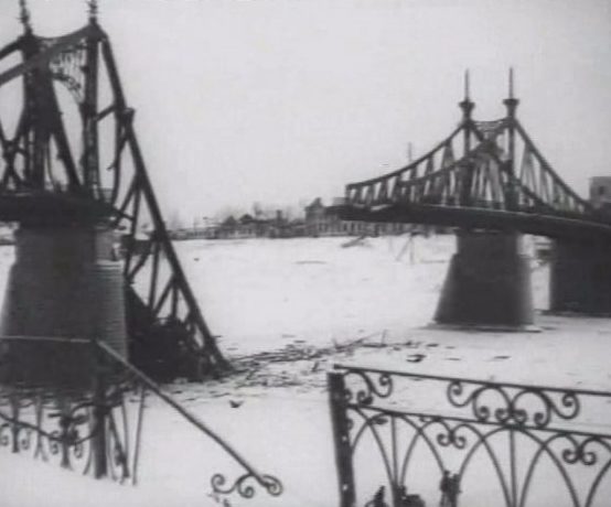 Взорванный немцами при отступлении Старый Волжский мост. Декабрь 1941 г.
