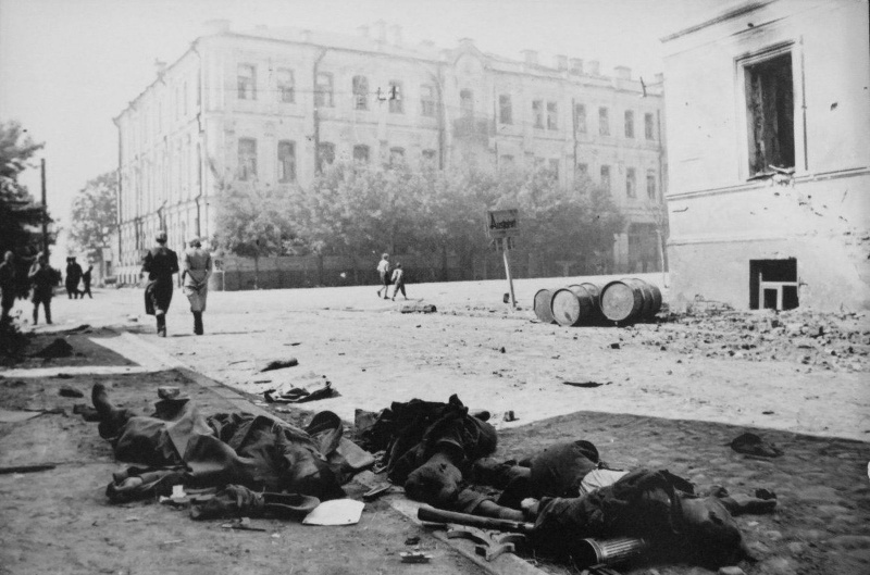Тела убитых немецкий солдат на улице освобожденного Могилева. 28 июня 1944 г.