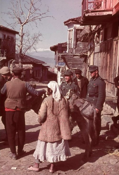 Солдаты Вермахта в болгарском поселке. Весна 1944 г.