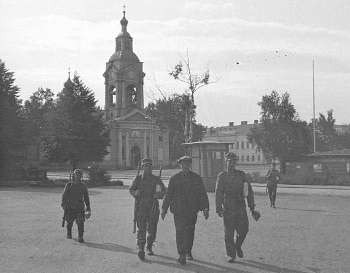 Финские солдаты на улицах города. 1941 г. 