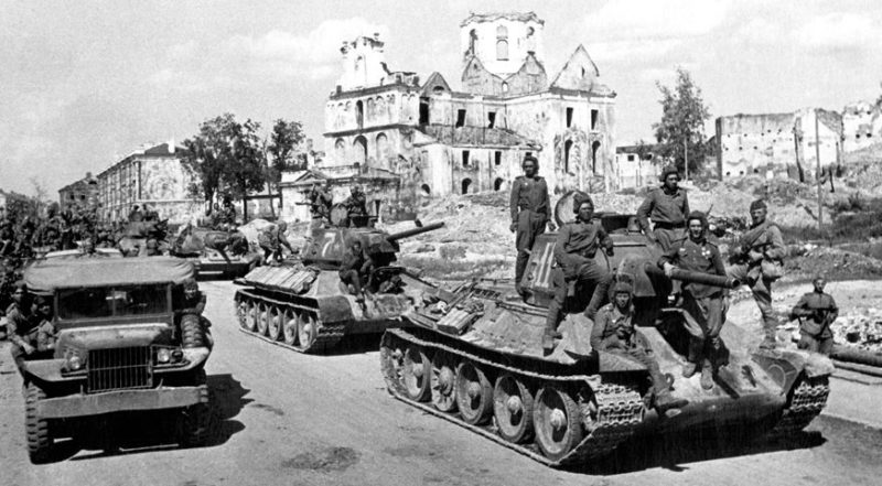 Красная Армия входит в город. 28 июня 1944 г.