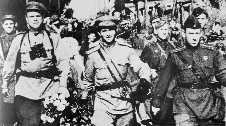 Красная Армия в освобожденном городе. 17 сентября 1943 г. 
