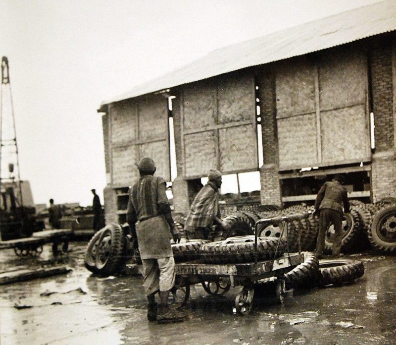 Автосборочный завод машин, поставляемых в СССР по ленд-лизу. Иран, май 1942 г.