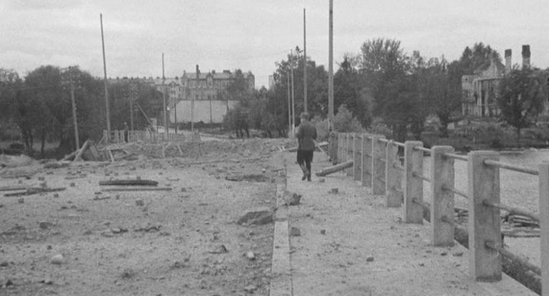 Финские солдаты на улицах города. 1941 г.