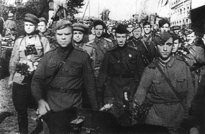 Красная Армия в освобожденном городе. 17 сентября 1943 г.