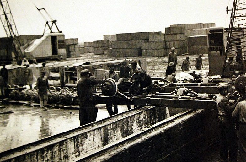 Автосборочный завод машин, поставляемых в СССР по ленд-лизу. Иран, май 1942 г.