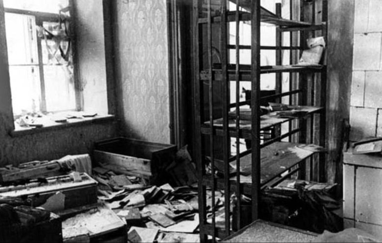 Разоренное оккупантами помещение городской библиотеки. Декабрь 1941 г.