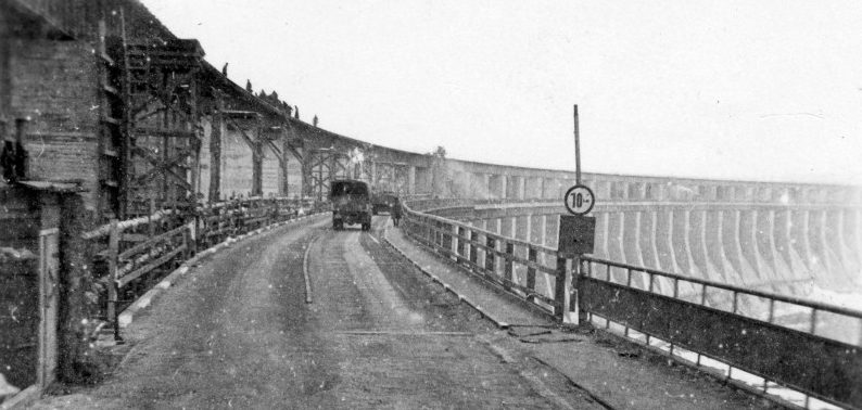 Восстановленная немцами плотина ДнепроГЭС. Февраль 1943 г.