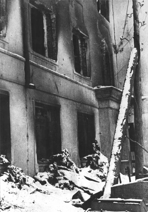 Школа № 14 (ул. Вагжанова), превращенная в конюшню, а затем сожженная. Декабрь 1941 г.