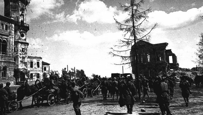Красная Армия входит в город. 28 июня 1944 г.