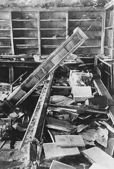 Книжный магазин у вагоностроительного завода. Декабрь 1941 г.
