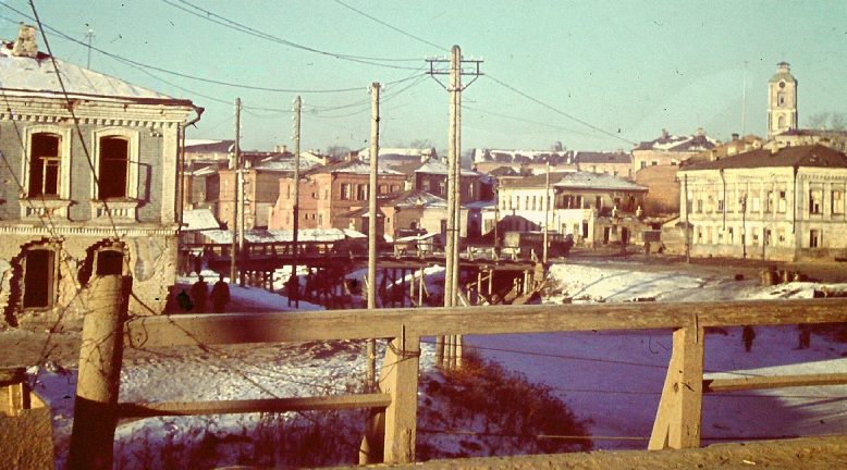 Вид с деревянного моста на центральный район оккупированной Вязьмы. 1942 г.