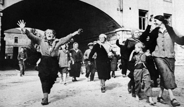 Горожане встречают освободителей. 17 сентября 1943 г. 