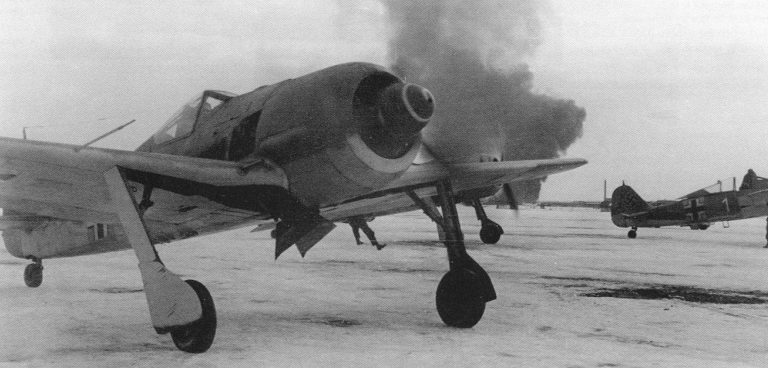 Немецкие истребители Fw 190А-4 на аэродроме Двоевка под Вязьмой. Март 1943 г.