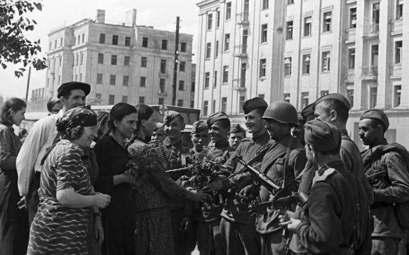 Горожане встречают освободителей на улице Первомайской. 28 июня 1944 г.