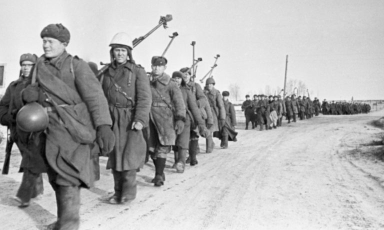Советские бронебойщики под Вязьмой. 4 марта 1943 г.