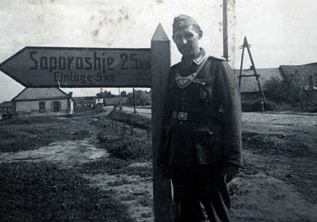 Немецкие дорожные указатели на въезде в город. Лето 1943 г. 