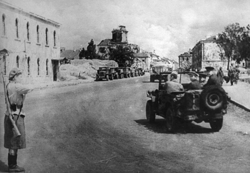 Советская автоколонна на улице освобожденного Могилева. Июнь 1944 г. 